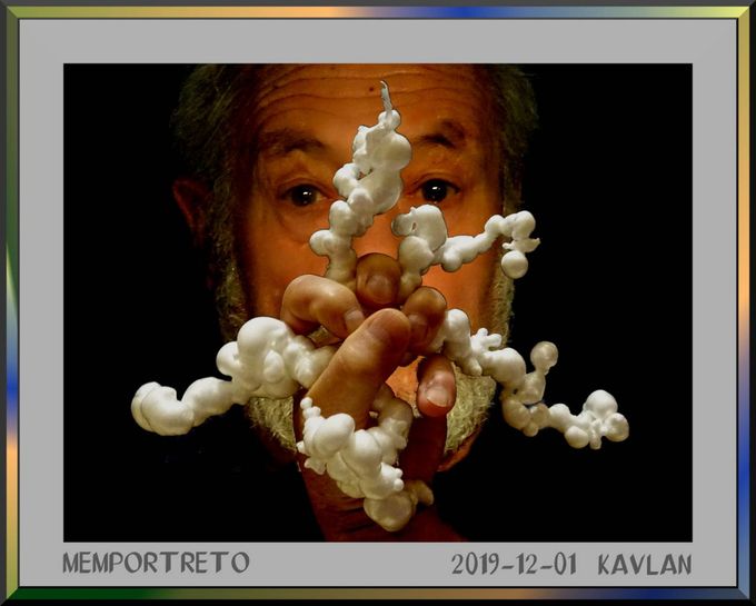 [eo] Memportreto kun ŝaŭmo de poliuretano kiu kreas ĉi tiujn strangajn formojn.
[fr] Selfie avec mousse de polyuréthane qui crée ces formes étranges.